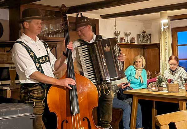 Allgäuer Hütte mit zünftiger Musik